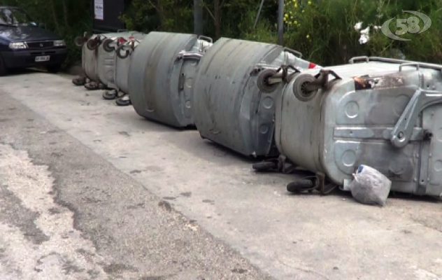 Ad Ariano cassonetti capovolti contro gli incivili