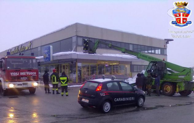 Neve, crolla pensilina di un supermercato: Carabinieri in azione