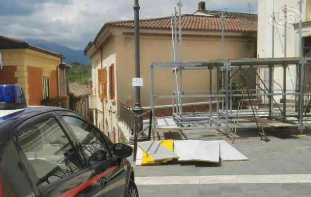 Pensionato cade da impalcatura e finisce in ospedale