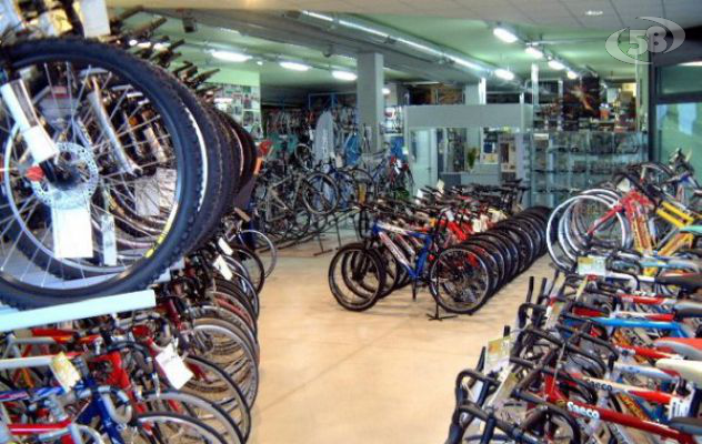 Ruba bici in un negozio, beccato dalle telecamere di sorveglianza