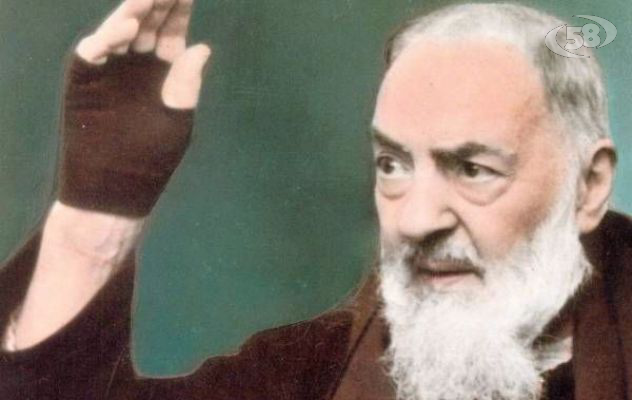 Il 10 agosto 1910 Padre Pio fu ordinato sacerdote, fedeli in preghiera