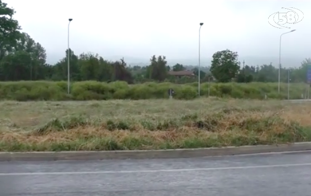 Grottaminarda, il comune ripulisce la rotonda della nuova bretella
