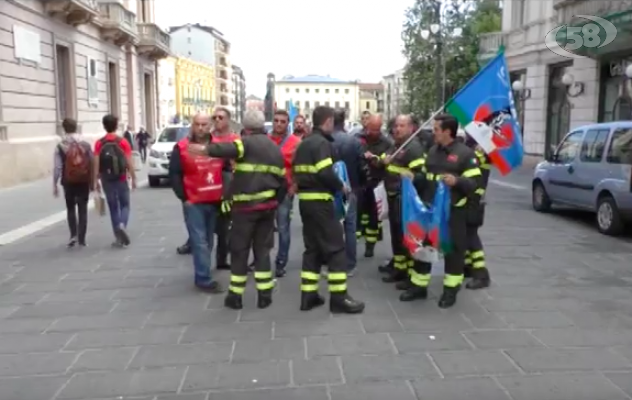 Pompieri in piazza: ''Guadagnano meno di Polizia e Carabinieri. Ora basta''