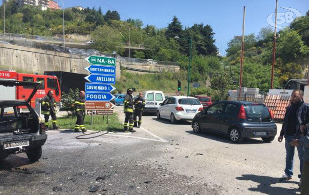 Ariano, auto a fuoco: 82enne vivo per miracolo / VIDEO