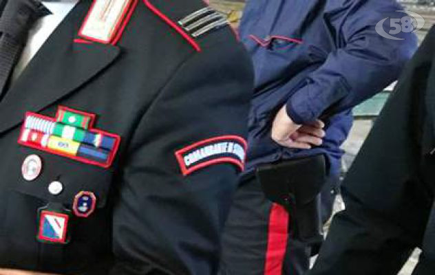 Sorpresi a rubare in un capannone, malore per uno dei ladri