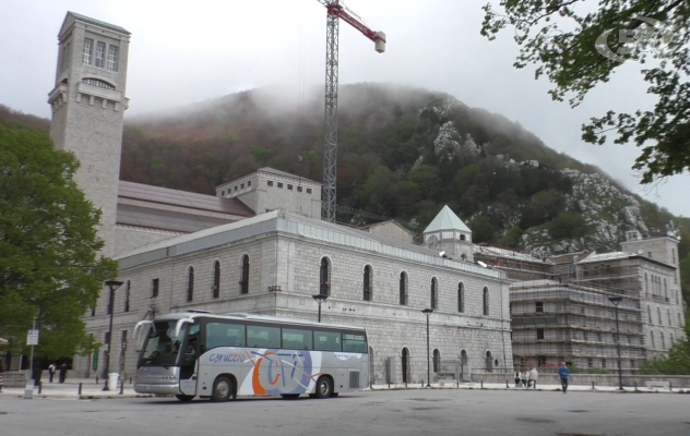 Montevergine, la strada è chiusa...ma si passa / VIDEO