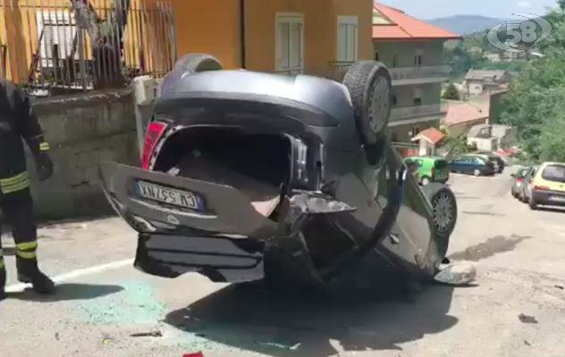 Ariano, auto si ribalta in via Matteotti /VIDEO