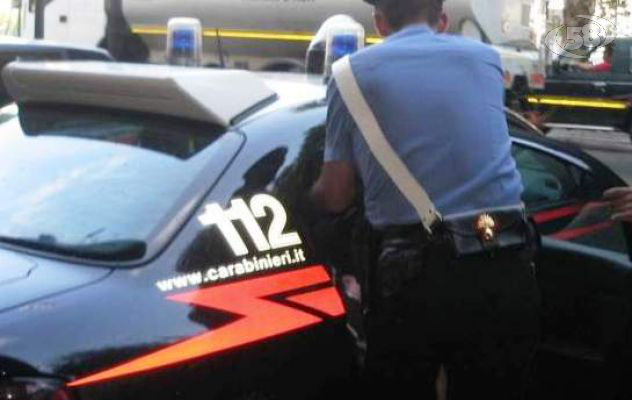 Marito violento litiga con la moglie e danneggia la casa: arrestato