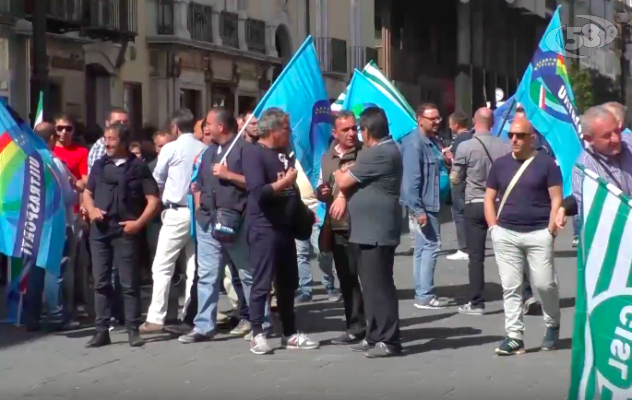 Raccolta rifiuti ferma per 24 ore, lavoratori in sciopero / VIDEO