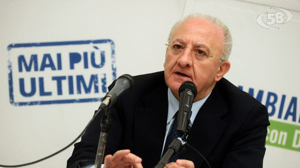 Covid, De Luca: "Occhi aperti, cominciamo a usare un po' la mascherina"