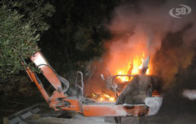 Chianche, escavatore ridotto in cenere: indagano i carabinieri