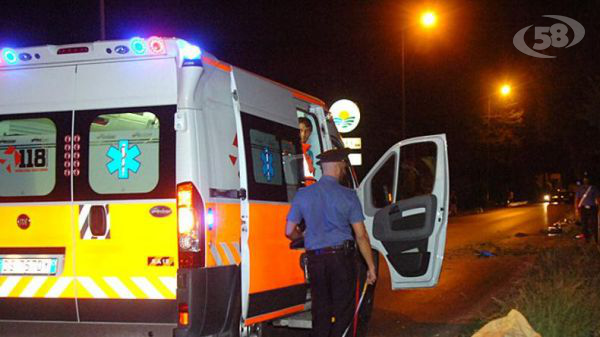 Lite furibonda in casa, vuole accoltellare la sorella ma colpisce il padre, 21enne arrestato dai Carabinieri