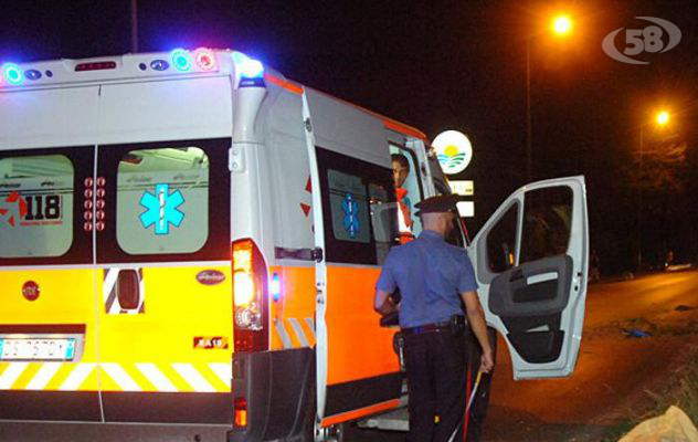 Perde il controllo dell'auto, impatta contro un albero e si ribalta: giovane in ospedale