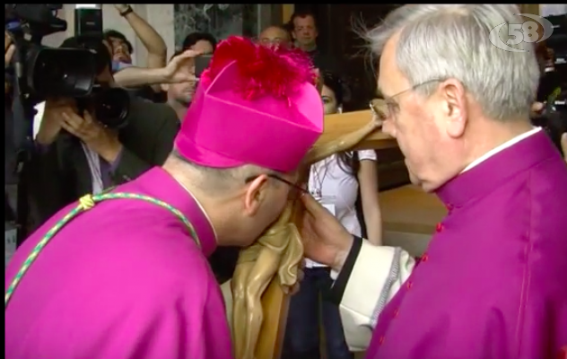 Benevento abbraccia il nuovo Vescovo: "Inginocchiarsi dinanzi alla sofferenza" /VIDEO