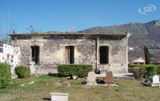 Teschi e bare abbandonate nel cimitero di Lauro. Denunciato il sindaco