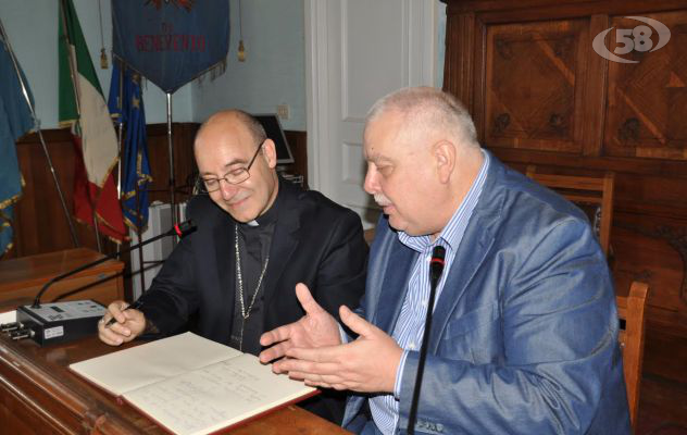 Il vescovo Accrocca in visita alla Rocca dei Rettori: "Camminare insieme per la gente"