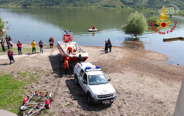VIDEO/Annega nelle acque del lago di Conza, salvataggio spettacolare: esercitazione dei caschi rossi
