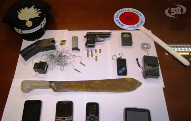 Carabinieri inseguono pregiudicato, trovate armi nell'auto