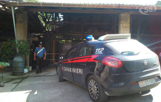 Mirabella, tettoia in fiamme per colpa di un corto circuito