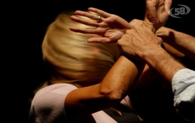 Maltratta la moglie e minaccia di portarle via la figlia: denunciato