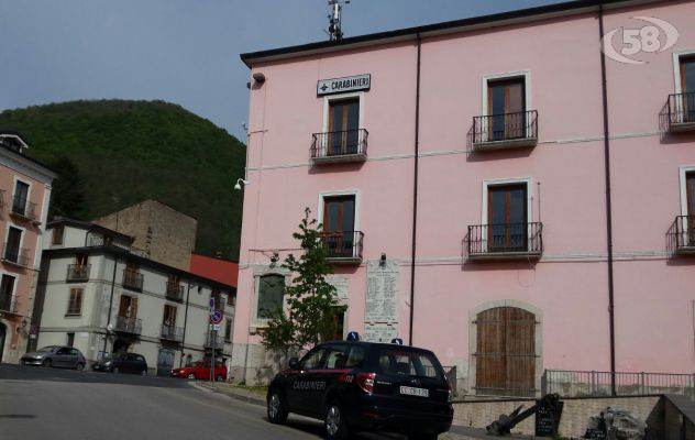 Gli negano le sigarette e per vendetta si inventa una rapina: smascherato