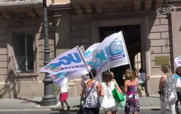 Assunte ma senza stipendio, lavoratrici del settore mensa in agitazione