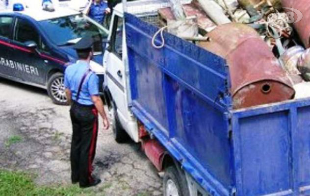 Ariano, autocarro con rottami ferrosi: denunciate due persone