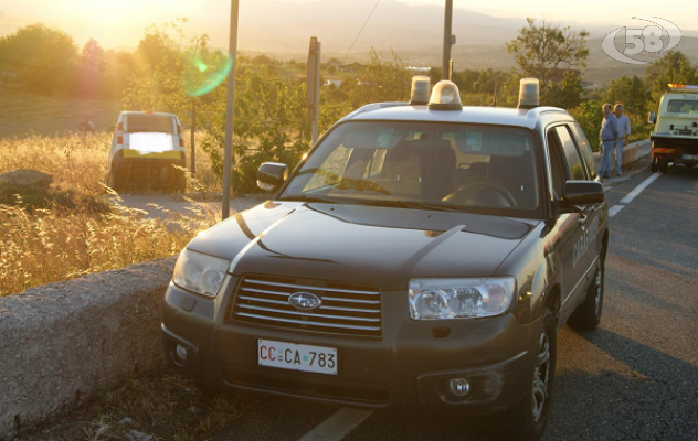 Sbanda e finisce in una cunetta, paura per un operaio