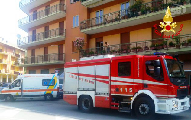 Anziana cade in casa, salvata dai Caschi Rossi