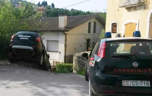 Ubriaco alla guida: resta in bilico col suv su una scalinata