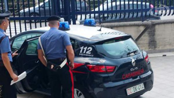 Rapina l'ex nuora, l'afferra per il collo e scappa, poi si presenta in Caserma per restituire la sim: 66enne arrestato dai Carabinieri