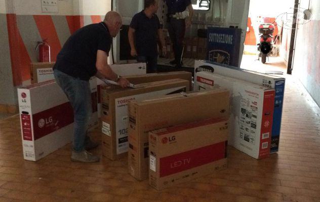 Trasportava televisori di provenienza illecita: preso