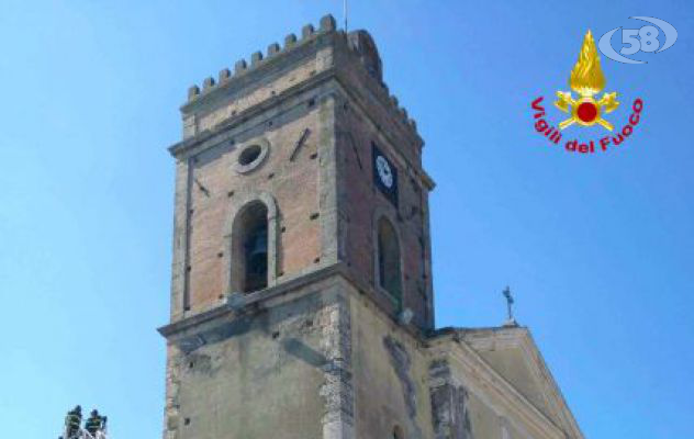 Montefredane, tegole pericolanti sulla chiesa: intervengono i pompieri