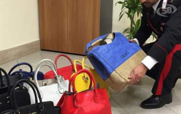 Vendeva borse "tarocche", denunciato ambulante  
