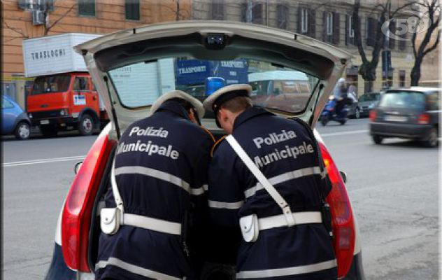 Accattonaggio, i Vigili urbani fermano cittadino extracomunitario