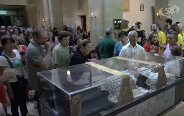 Montecalvo in festa abbraccia abbraccia San Pompilio / VIDEO