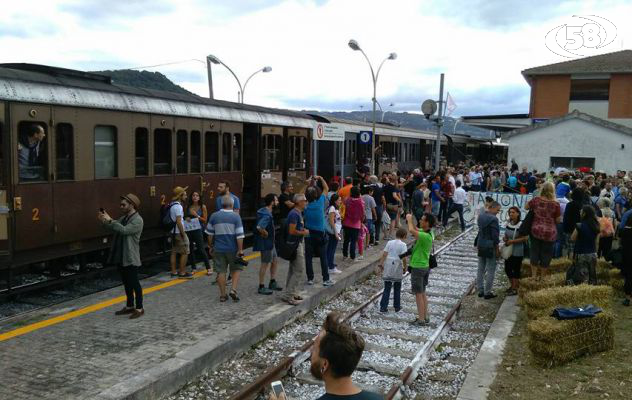 Avellino - Rocchetta, ''assalto al treno'': boom di viaggiatori