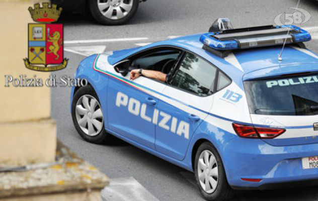 Picchia, insulta e sequestra l'ex fidanzata: arrestato 19enne