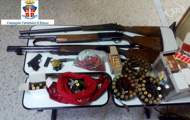 In villa comunale armato di pistola: preso. Scovato arsenale