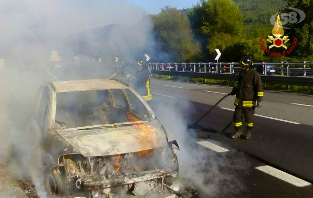 In fiamme auto con a bordo cinque passeggeri
