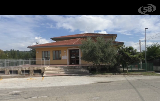 Mirabella, universitari e alunni delle materne nella stessa scuola: l'ira delle mamme