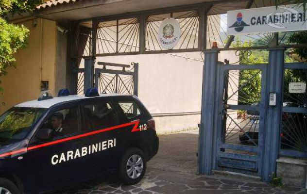 Blocca il traffico durante la festa e aggredisce i carabinieri