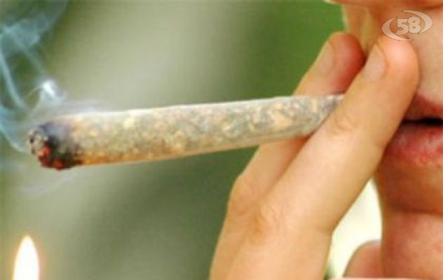 Fumava spinello in auto: beccato dai Carabinieri