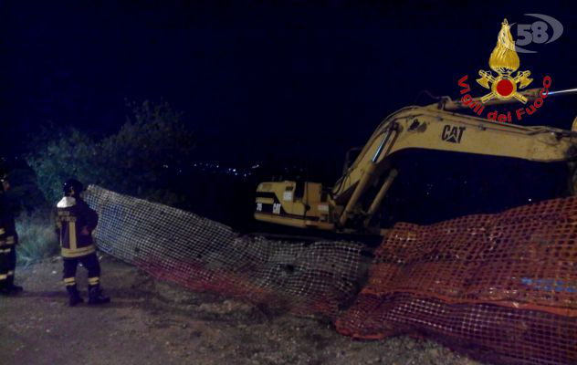 Chiudano San Domenico, escavatore in fiamme