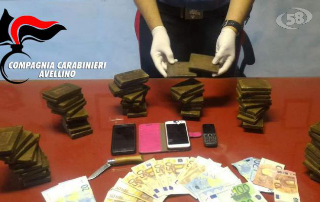 Padre e figlia in auto con 6 chili di hashish