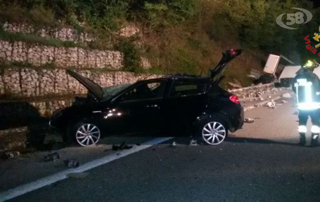 Violento impatto sull'Ofantina, muore 50enne