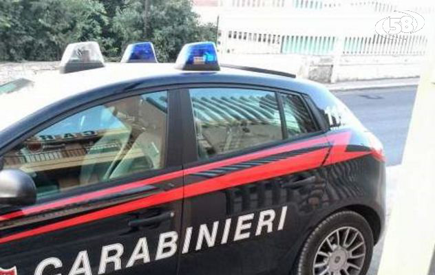 Gira in auto con un pugnale, denunciato