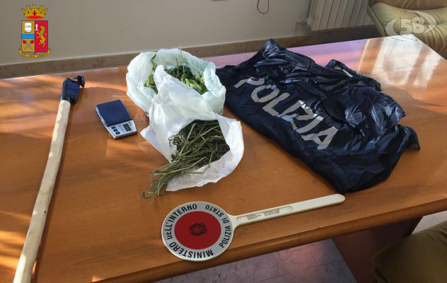 In casa con 200 grammi di erba e un bilancino: 22enne denunciato
