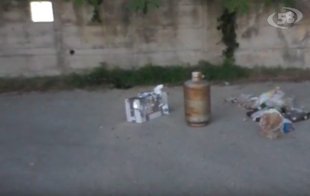 Ariano: rifiuti abbandonati dove c'è il divieto / VIDEO