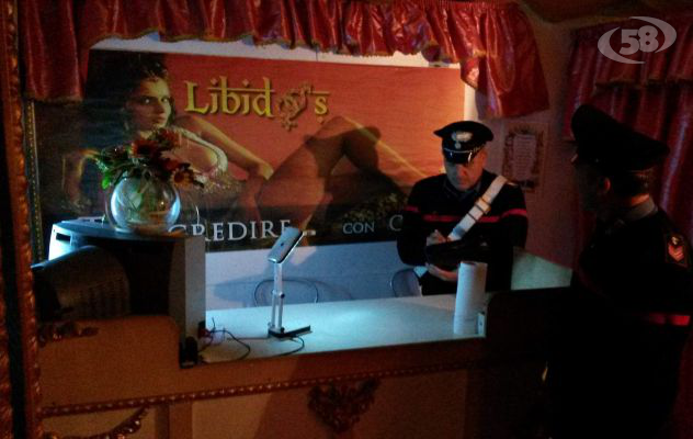 Facevano prostituire anche le mogli, sigilli al night club: 5 nei guai